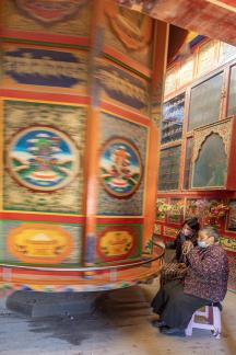 Sichuan Temple praying 