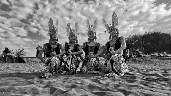 Javanese dancers