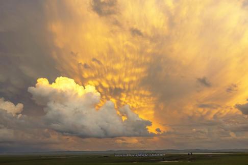 Grassland auspicious clouds