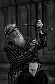 OLD MAN WITH HIS REBAB 02