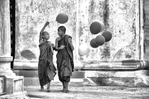PLAYING BALLOONS 03