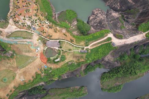 by the mountains and rivers 19