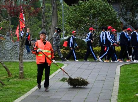 Sweep dust and pick up light 8