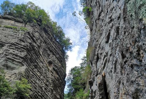 Cliff sandwiching the sky 1