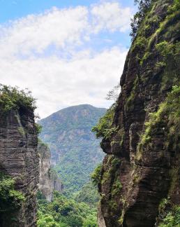 Cliff sandwiching the sky 2