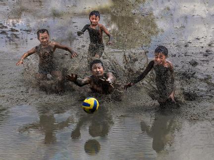 Play water polo