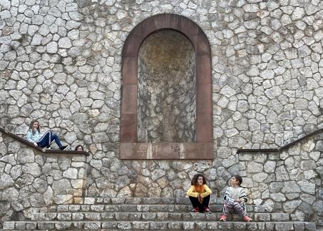 Children on the steps 4