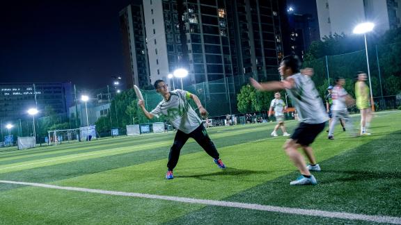 Intense frisbee competition 1