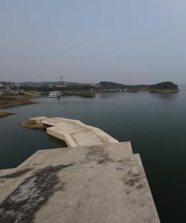 Clouds and water flow leisurely 4