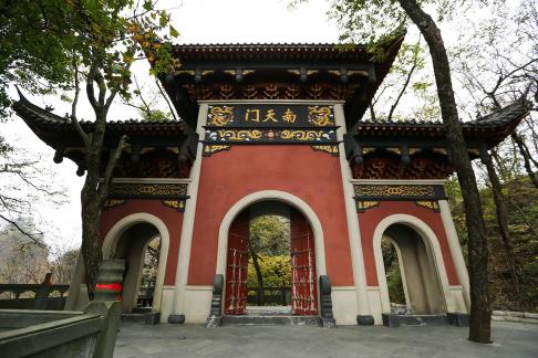 The gate of the mountain road 9