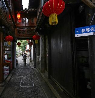 The alley stretches leisurely 6