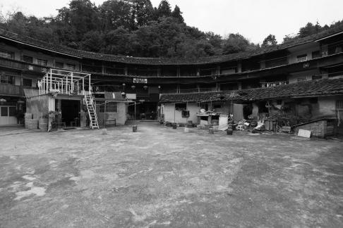 Round house and deep courtyard 1