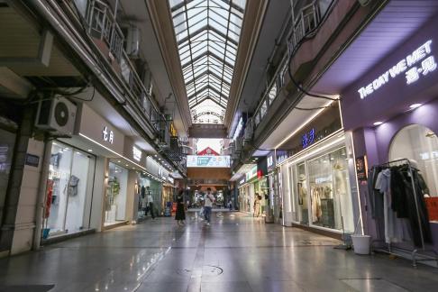 Floating light in the marketplace12