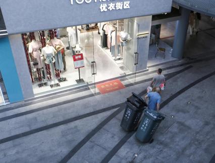 Floating light in the marketplace14