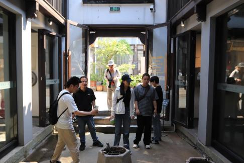 A Glimpse of the Door Hole