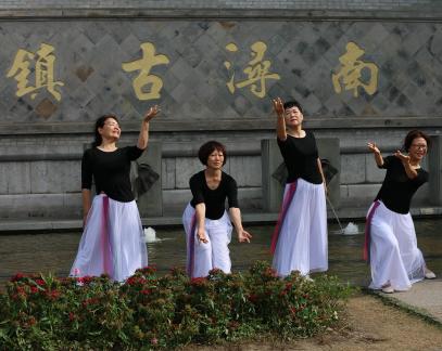 Traveling together in groups 2