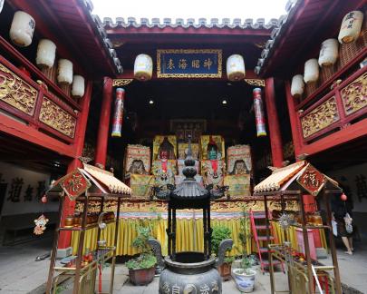 Three Lanes and Seven Alleys 15