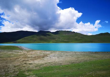 Wind lingers by the lake 3