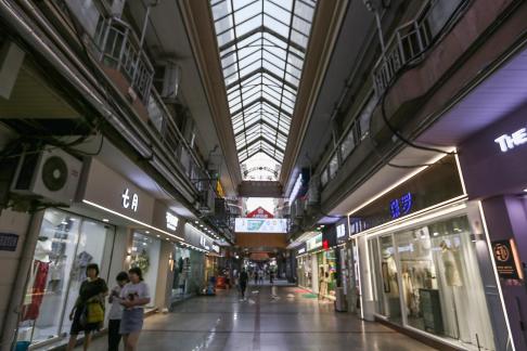 Floating light in the marketplace13