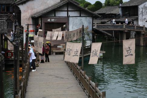 A river embracing the city 4