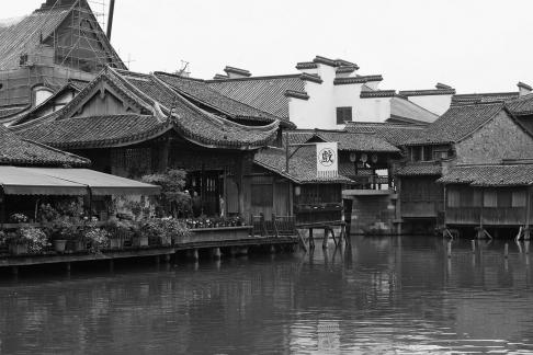 A river embracing the city 5