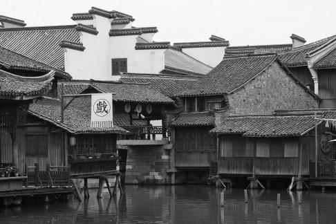 A river embracing the city 6