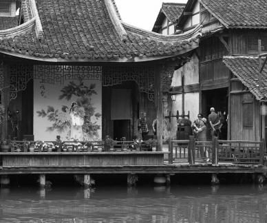 A river embracing the city 7