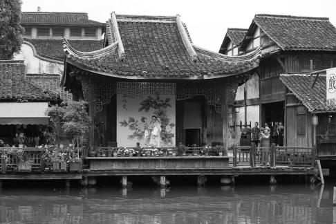 A river embracing the city 8