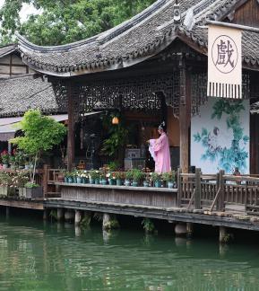 A river embracing the city 10