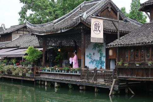 A river embracing the city 11