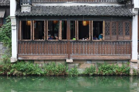 A river embracing the city 13