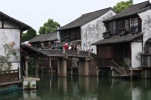 A river embracing the city 14