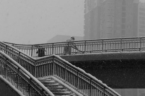 Snowflakes Dancing in the World 60