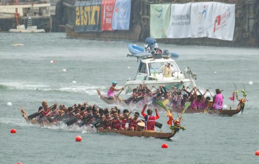 Dragon boats race