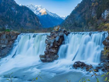 The turbulent waterfall