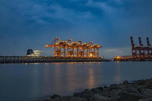 A port that blends water and sky