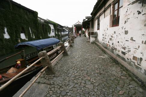 The alley stretches leisurely 4