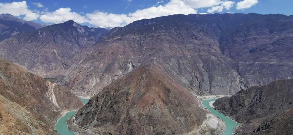 Mountains and waters intertwine 12