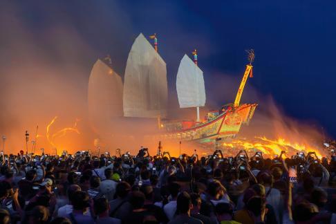 King boat burning ceremony 2