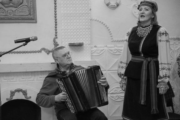 Play the accordion