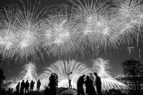 Fireworks bloom in full bloom 18