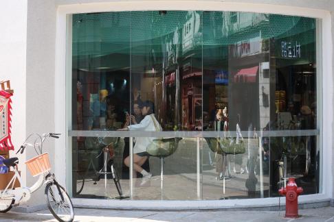 A moment on the street corner 3