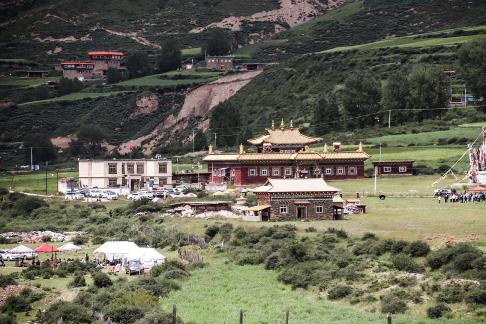 Mountain Dwelling Scene 18