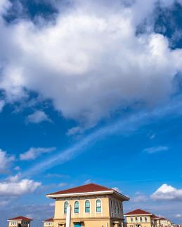 The clouds on the skyscraper 28
