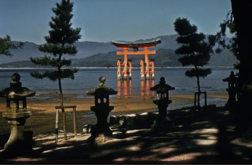 Torii in bay fromItsukushimaShrine2