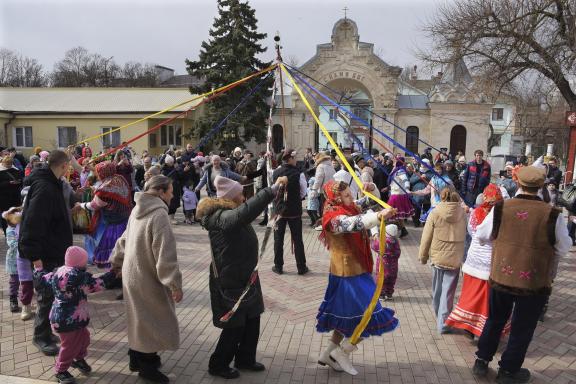 Maslenitsa round dance