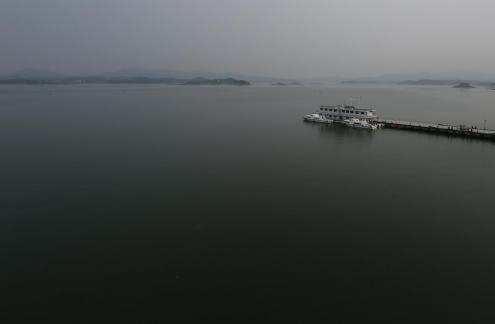 Clouds and water flow leisurely 1