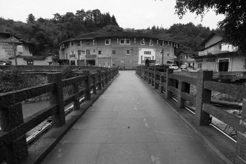 Round house and deep courtyard 7
