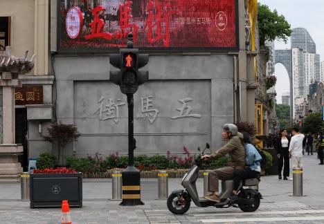 Street corner five horses 2