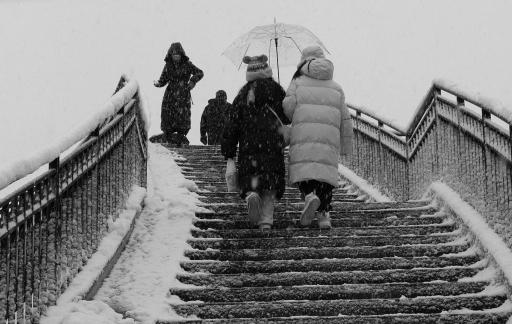 Snowflakes Dancing in the World 63